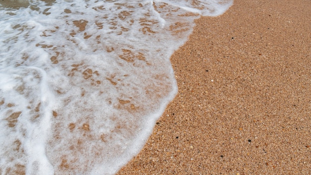 Leerer Strand mit goldenem Sand und azurblauem Wasser