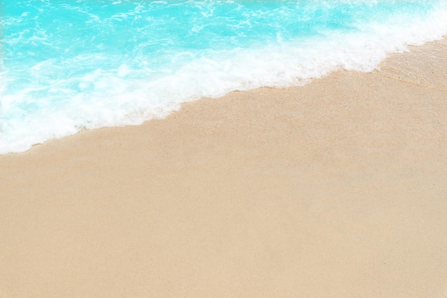 Leerer Strandhintergrund Sand und blaues Meer mit Kopienraum