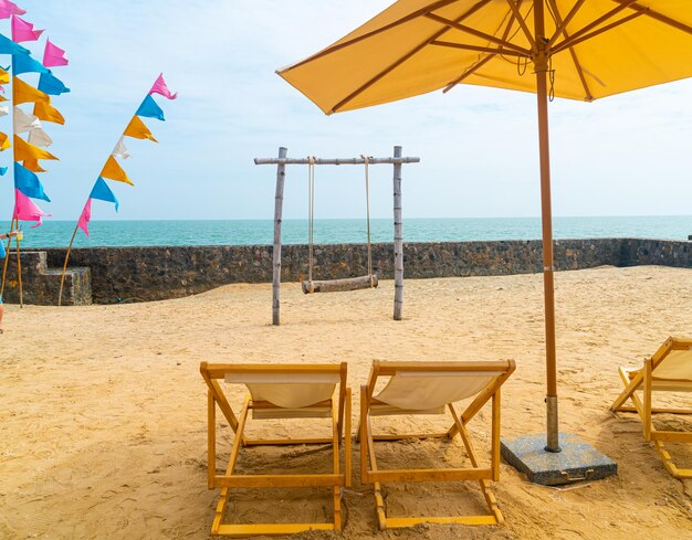 leerer Strandkorb am Strand mit Meereshintergrund