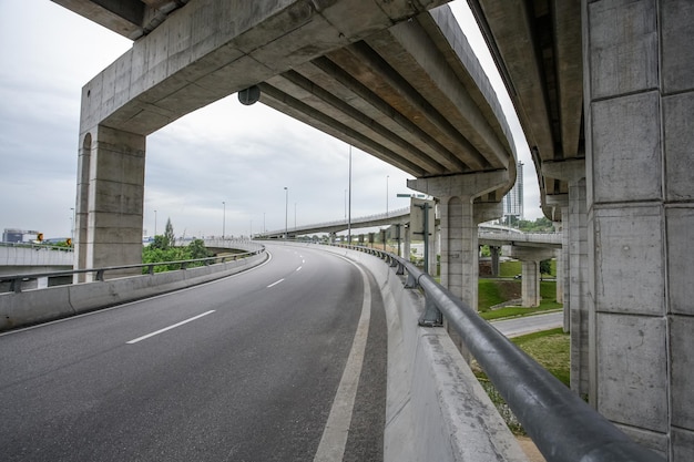 Leerer Straßenboden mit Stadtbrücke