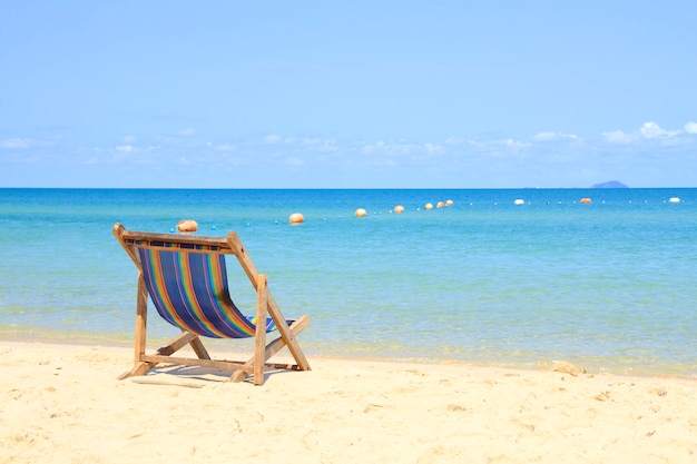 Leerer Stuhl auf dem Sand nahe dem Meer