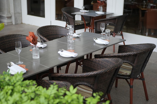 Leerer Stuhl im Café vor gelbem Hintergrund