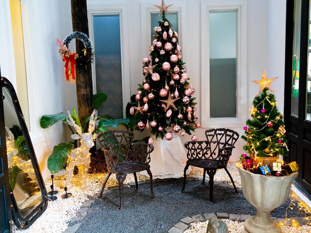 leerer Stuhl mit Weihnachtsbaum und Geschenkkiste