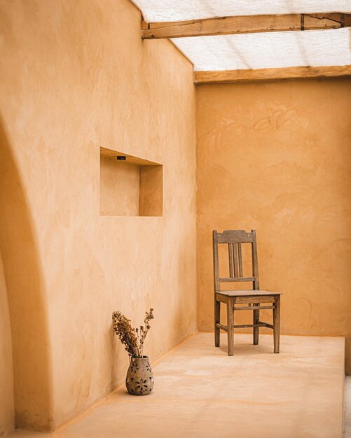 Foto leerer stuhl und tisch gegen die wand zu hause