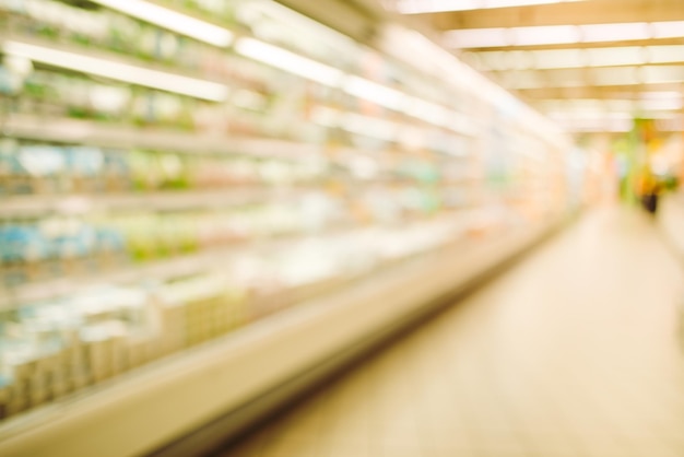 Foto leerer supermarktgang und regale in verschwommenem hintergrund