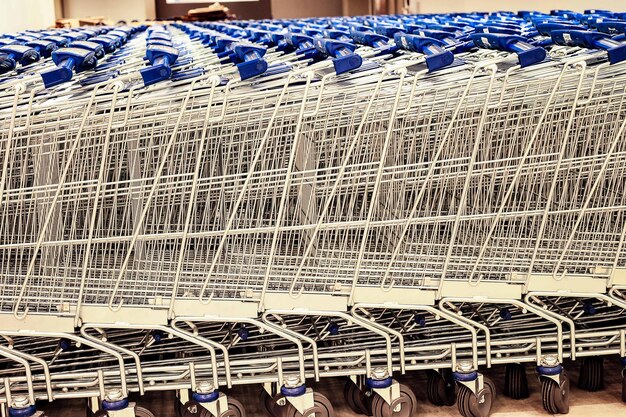 Foto leerer supermarktwagen mit blauem griff