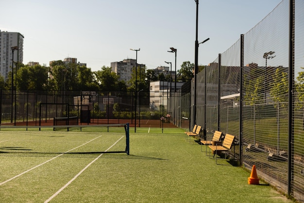 leerer Tennisrasenplatz Antenne