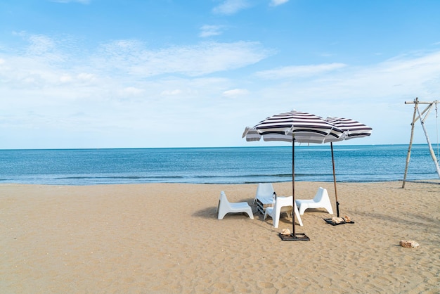 leerer Terrassentisch und -stuhl am Strand mit Meeresstrandhintergrund