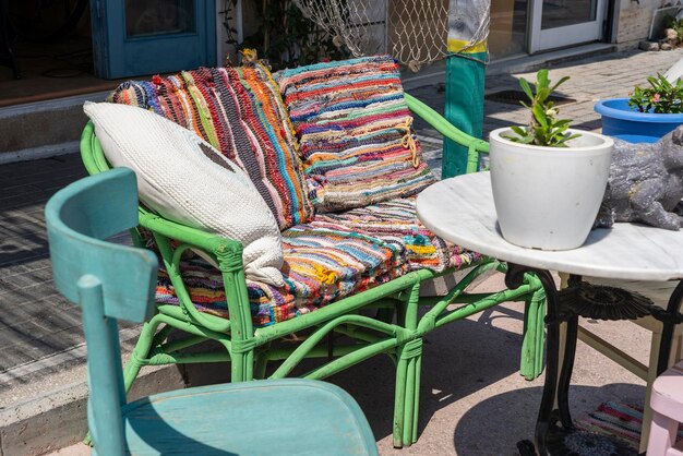 Leerer Tisch und Stühle im Restaurant Griechenland Strandcafé am Meer im Freien Reise- und Urlaubskonzept