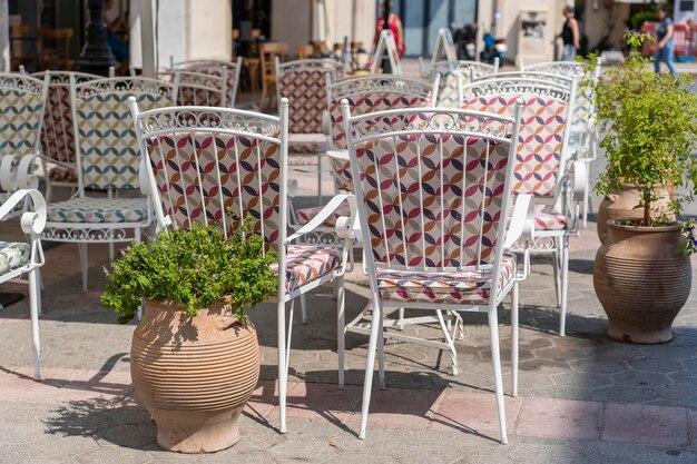 Leerer Tisch und Stühle im Restaurant Griechenland Strandcafé am Meer im Freien Reise- und Urlaubskonzept