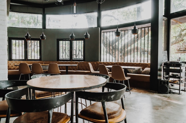 Foto leerer tisch und stuhl im restaurant und café