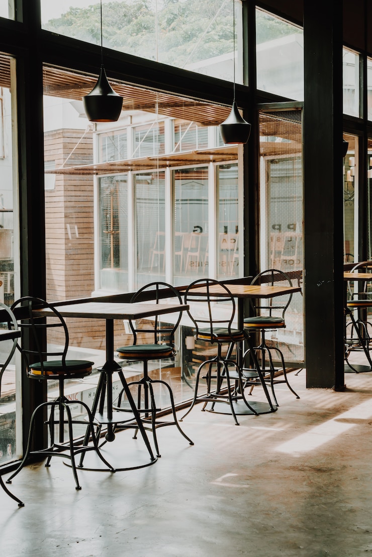 Foto leerer tisch und stuhl im restaurant und café