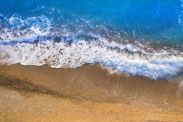 Leerer tropischer Strand und klares blaues Wasser. Luftaufnahme.