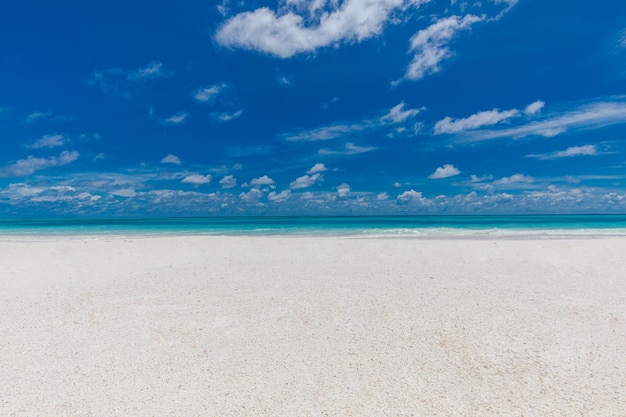 Leerer tropischer Strandhintergrund Horizont mit blauem Himmel und weißem Sand Strandlandschaftsvorlage