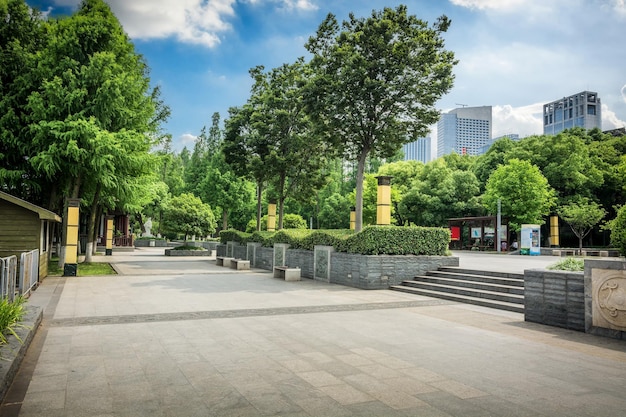 Leerer Vordergrundquadrat und Hintergrund der Stadtgebäude