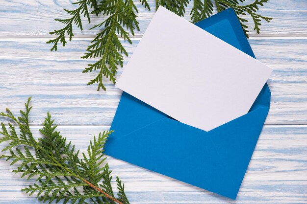Leerer Weihnachtskartenumschlag mit Schablonenbrief Mockup für saisonale Grüße