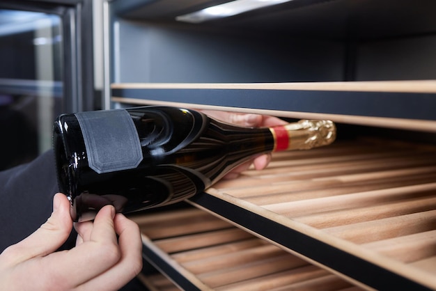 Leerer Weinkühlschrank in einem Küchenregal