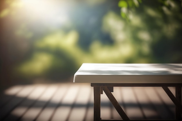 Leerer weißer Holztisch für die Produktpräsentation mit verschwommenem Gartenhintergrund Ai generativ