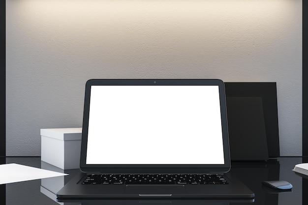 Leerer weißer Laptop-Bildschirm-Attrappe auf dem Tisch