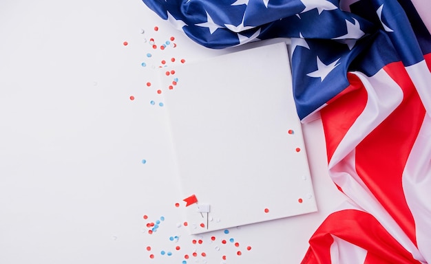 Leerer weißer Rahmen für Mockup-Design auf weißem Hintergrund der amerikanischen Nationalflagge mit Dekorationen