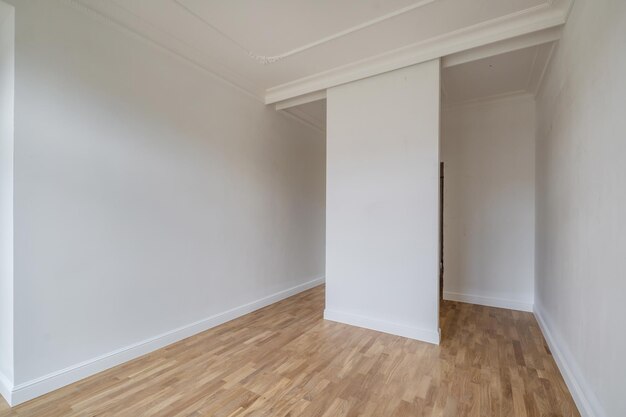 Leerer weißer Raum mit Reparatur und ohne Möbelraum für Büro oder Laden