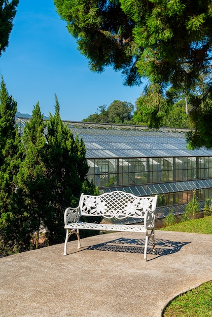 leerer weißer Stuhl im Garten