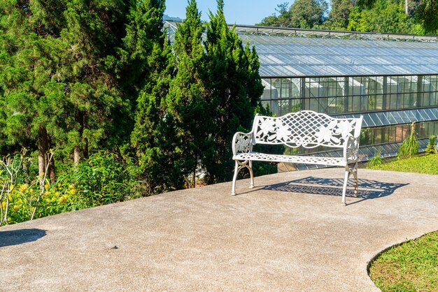 leerer weißer Stuhl im Garten