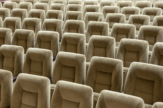 Leeres auditorium mit beige stühlen, theaterhalle