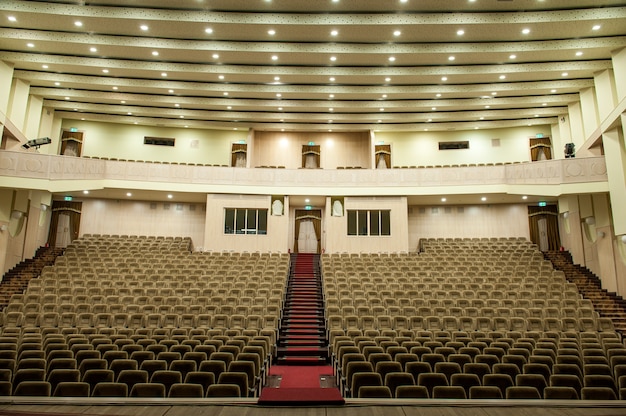 Leeres Auditorium mit beigen Stühlen, Theater oder Konferenzsaal.