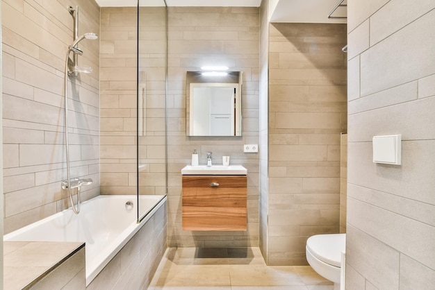 Leeres Badezimmer in einem modernen Haus