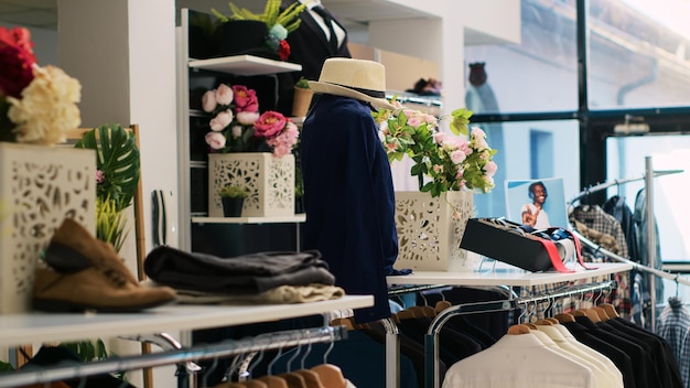 Foto leeres bekleidungskaufhaus im einkaufszentrum, neue modekollektion auf kleiderbügeln. modische kleidung und accessoires, moderne boutique mit warenverkauf für kaufsüchtige kunden