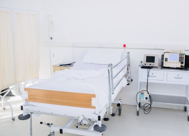 Leeres Bett im Krankenhauszimmer