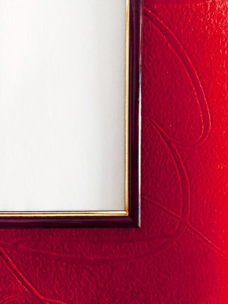 Leeres Bilderrahmendetail auf rotem Hintergrund Luxuswohnkultur und Innenarchitekturplakatdruck und ...