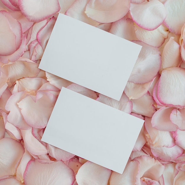 Foto leeres branding-papier-kartenblatt mit modellkopierplatz und eleganten rosa rosenblütenblättern ästhetische blumenkomposition