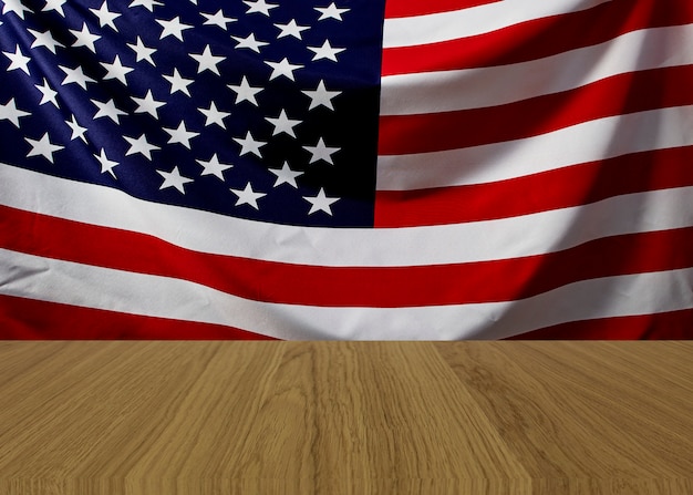 Leeres braunes hölzernes mit der amerikanischen Flagge geplätschert