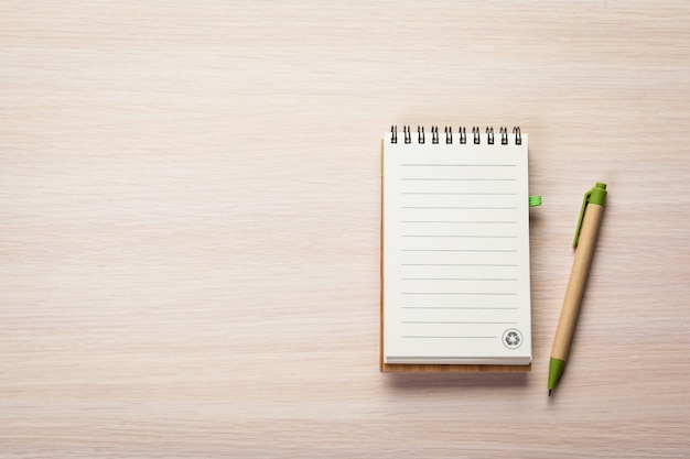 Leeres Briefpapier mit Stift auf hölzernem Hintergrund