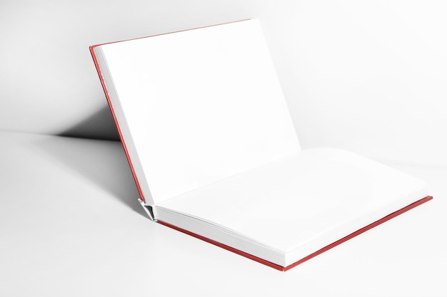 Leeres Buch auf weißem Hintergrund