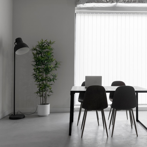 Foto leeres büro mit stühlen und tisch