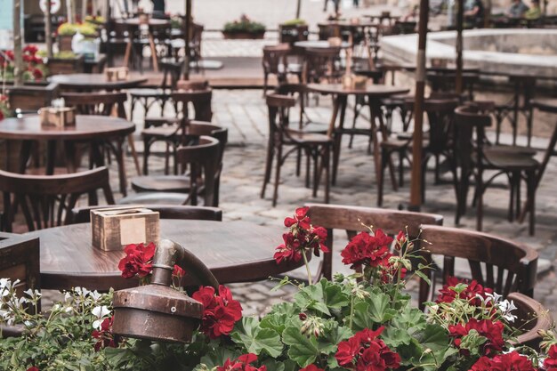 Leeres Café im Freien Straßencafé mit Blumen Gartenmöbel Leere Tische und Stühle