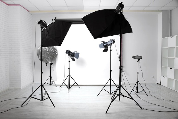 Leeres Fotostudio mit lichttechnischer Ausrüstung