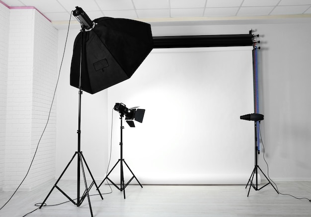 Leeres Fotostudio mit lichttechnischer Ausrüstung