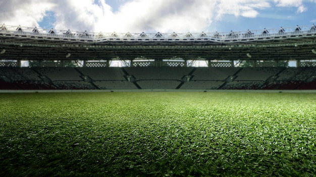Leeres Fußballstadion mit grünem Feld und blauem Himmel Das Feld ist bereit für ein Spiel