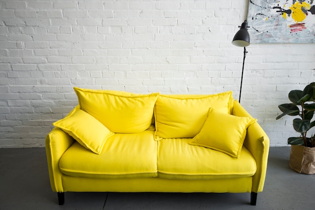 Foto leeres gelbes sofa zu hause