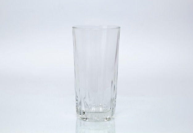 Leeres Glas auf einem weißen Hintergrund
