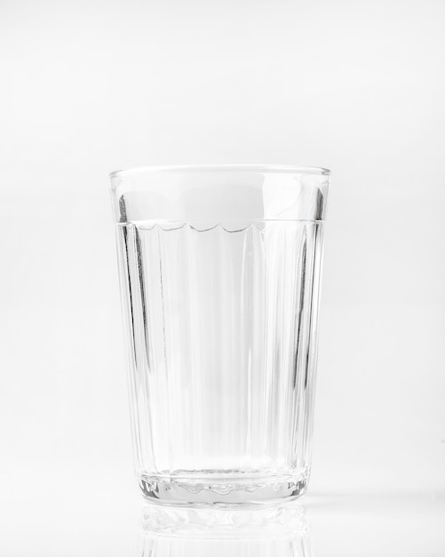Leeres Glas auf weißem Hintergrund