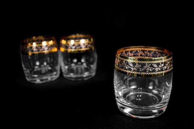 Leeres Glas für Whiskey Brandy oder xAbourbon auf schwarzem Hintergrund isoliert Closeup Foto von Tumbler