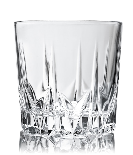 Leeres Glas für Whisky auf weißem Hintergrund.