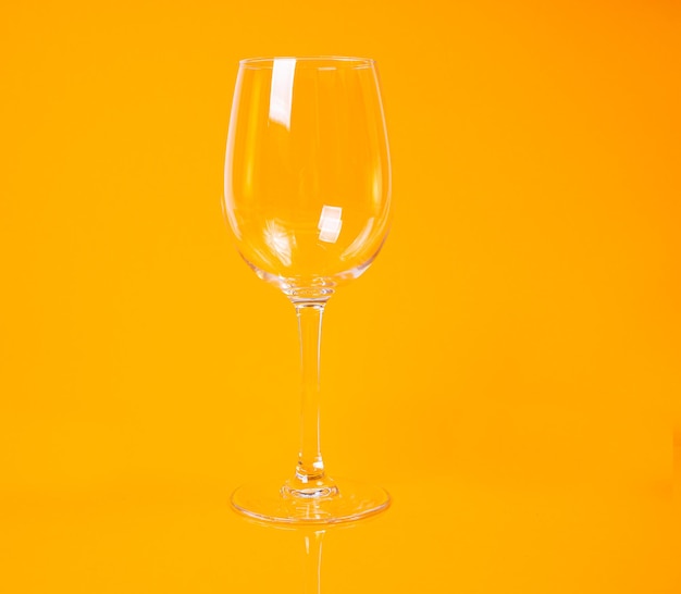 Leeres Glas leeres Glas leerer Eiskübel auf orangefarbenem Hintergrund