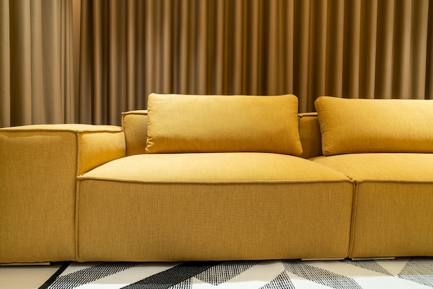 leeres goldenes Senfsofa im Wohnzimmer