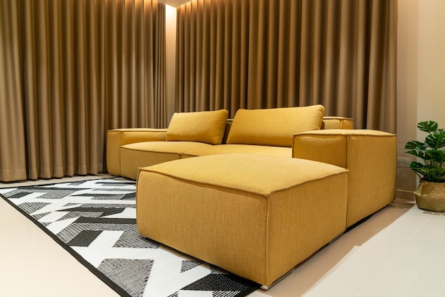 leeres goldenes Senfsofa im Wohnzimmer